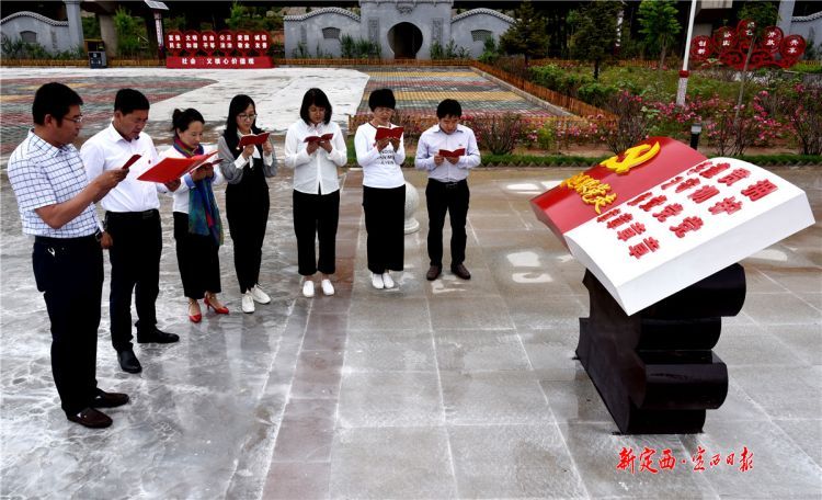 党员干部在渭源县上湾镇党建文化广场开展主题党日活动。 本报记者 吴鲁 摄 - 副本