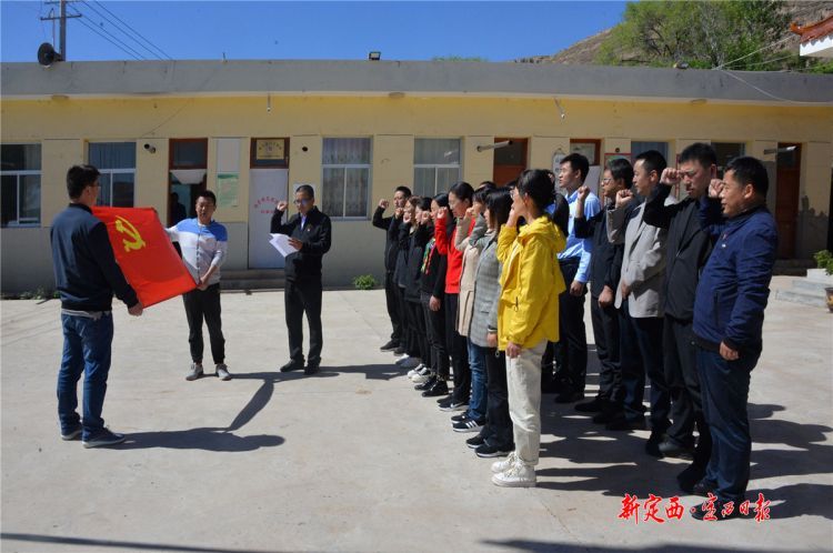 陇西县委宣传部党支部与福星镇马营湾村党支部开展支部共建活动。本报记者 张爱平 摄 - 副本