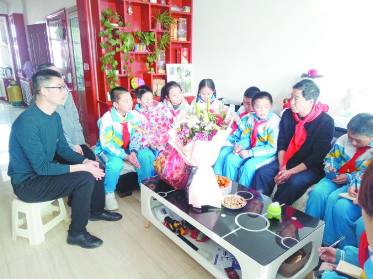 学校师生走访慰问老红军。