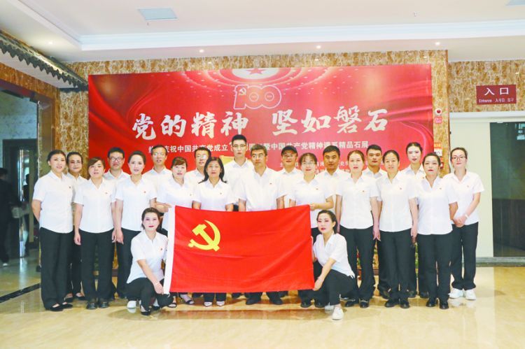 学校全体党员参观“党的精神谱系”精品石展。