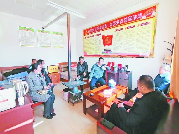 定西农行工作团队深入基层，开展金融政策宣讲和农户信息建档工作。