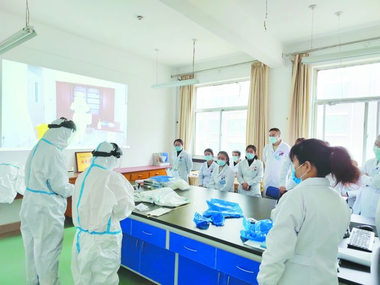   为提升核酸检测应急处理能力，渭源县人民医院进行了全员核酸检测应急演练，确保在规定的时间内保质保量完成检测任务。               李志强 摄