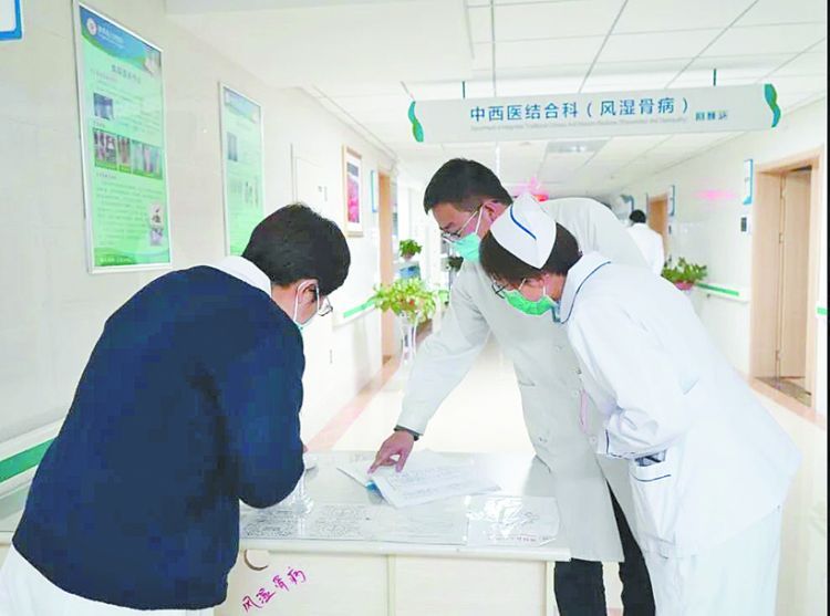   为进一步加强疫情防控工作，通渭县人民医院疫情防控督查小组对临床科室疫情防控工作进行了督查。  张孜寒 摄